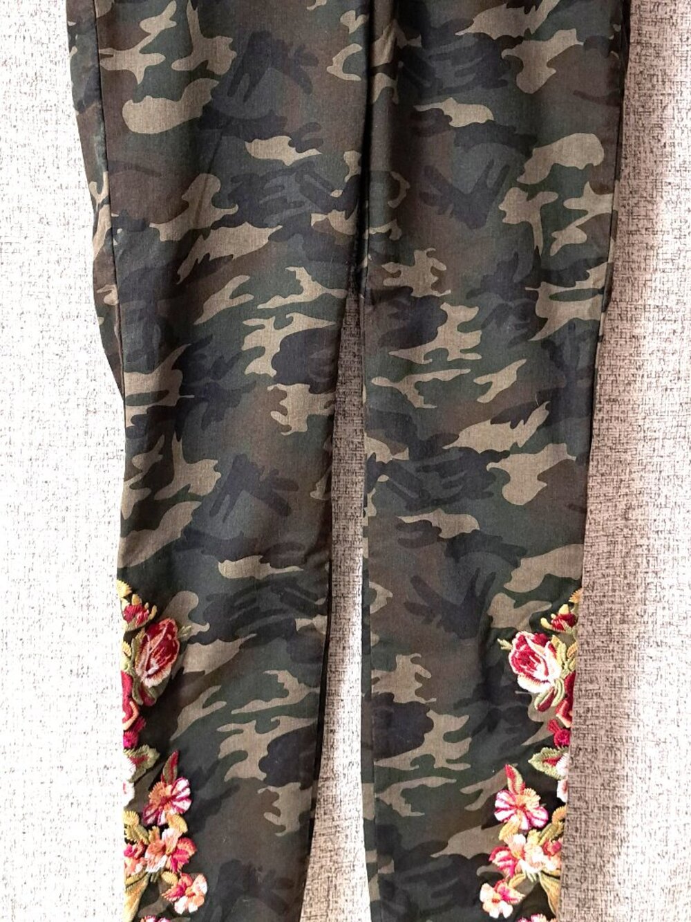 LADIES CAMO PANTS NWT W/ EMBROIDERED FLOWERS @ BOTTOM SIZE M COCO + CARMEN